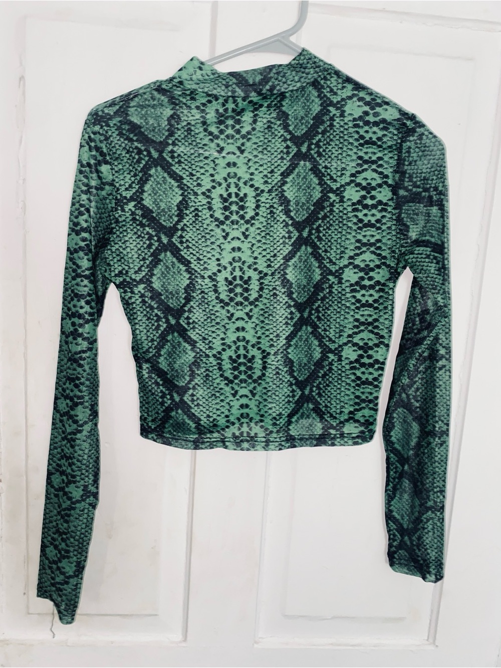 Green Snake-Print Long Sleeve Crop Top - Picture 2 of 2